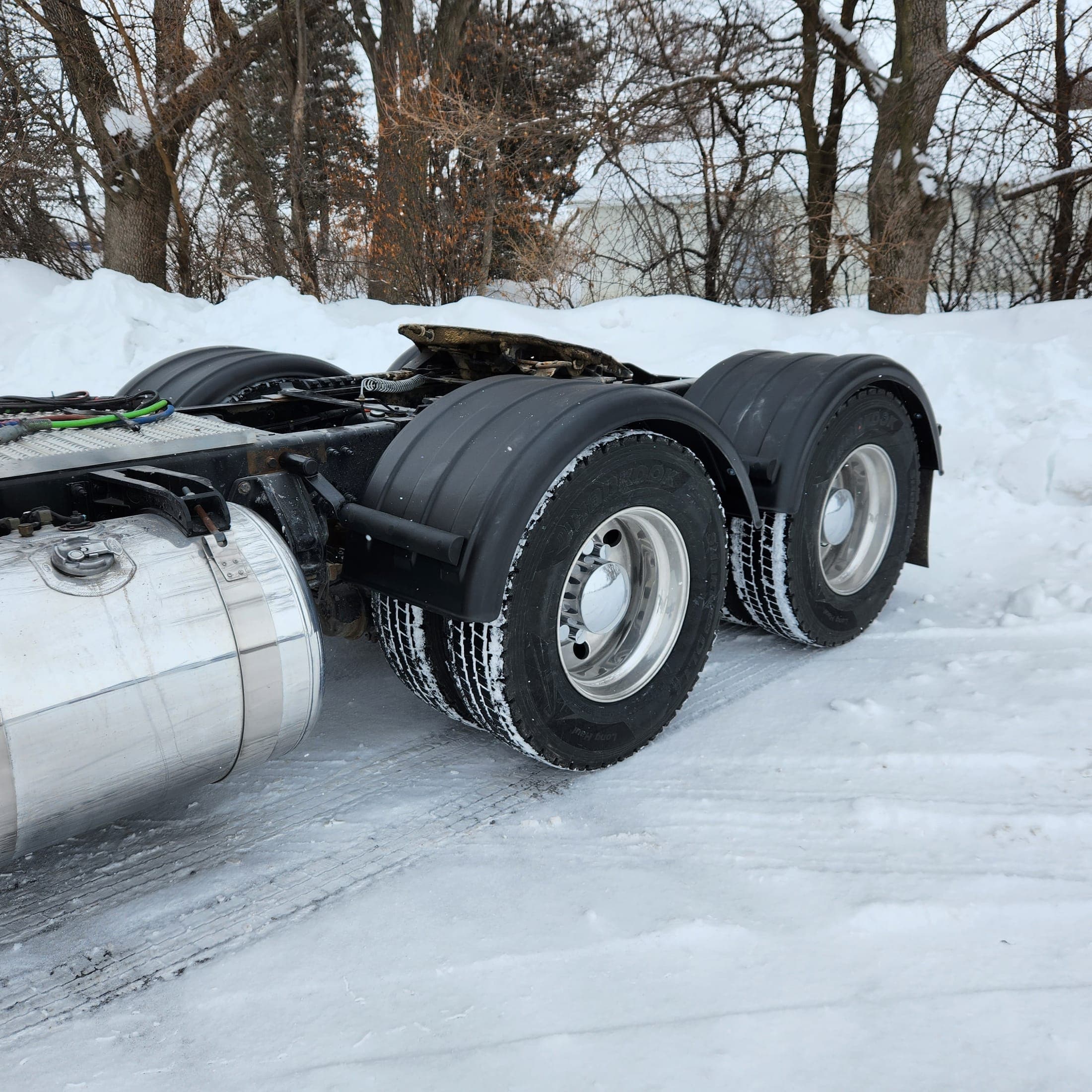 Pinnacle Heavy Duty fender installed on a Class 8 truck